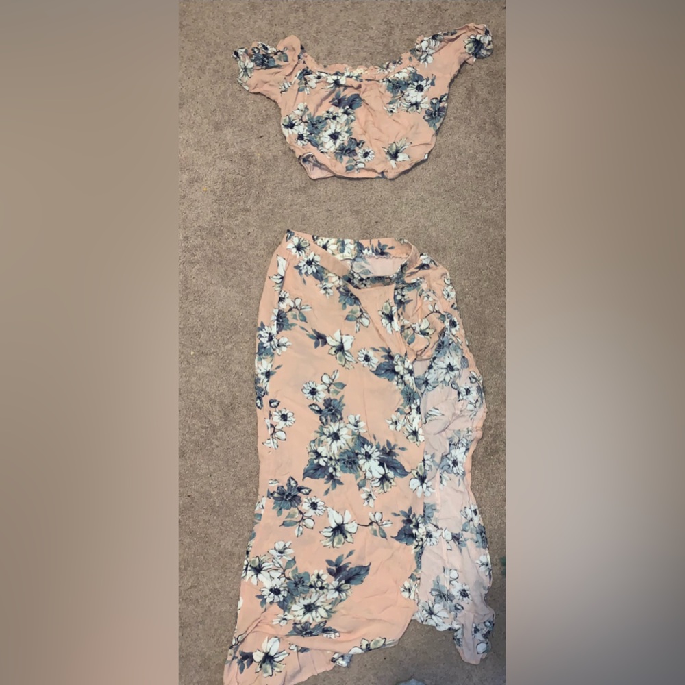 Super cute matching blush set. Very comfy and stretchy. Cut out on side of leg.